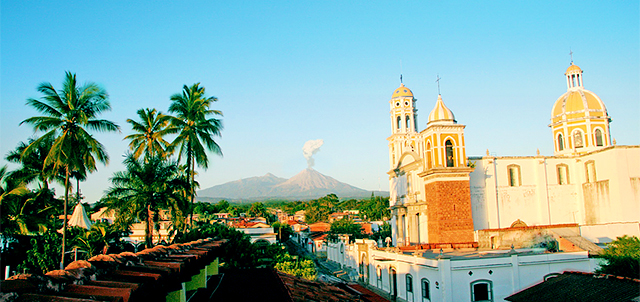 Comala con el Volcán de Fuego
